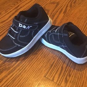 D & N black velcro toddler shoes.